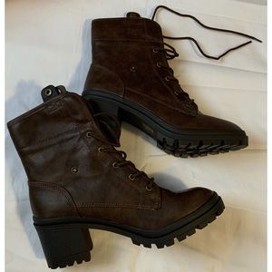 NEVER WORN size 9 brown distressed boots w/ heels